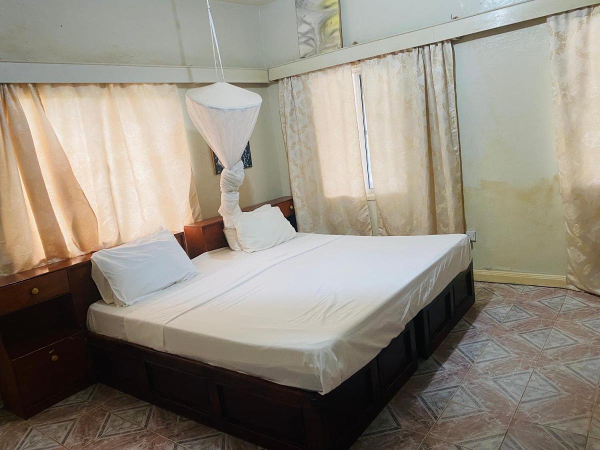 One World Village Guesthouse Bakau Екстер'єр фото