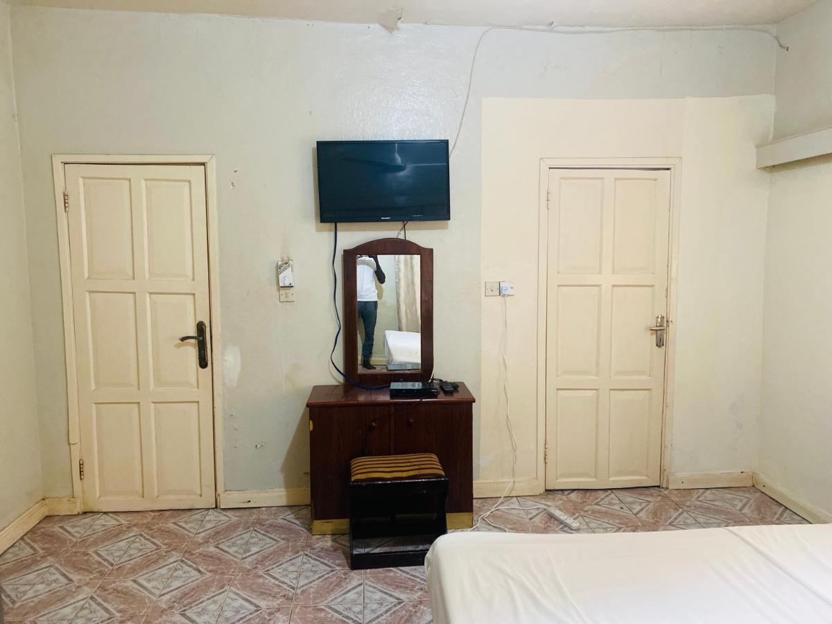One World Village Guesthouse Bakau Екстер'єр фото